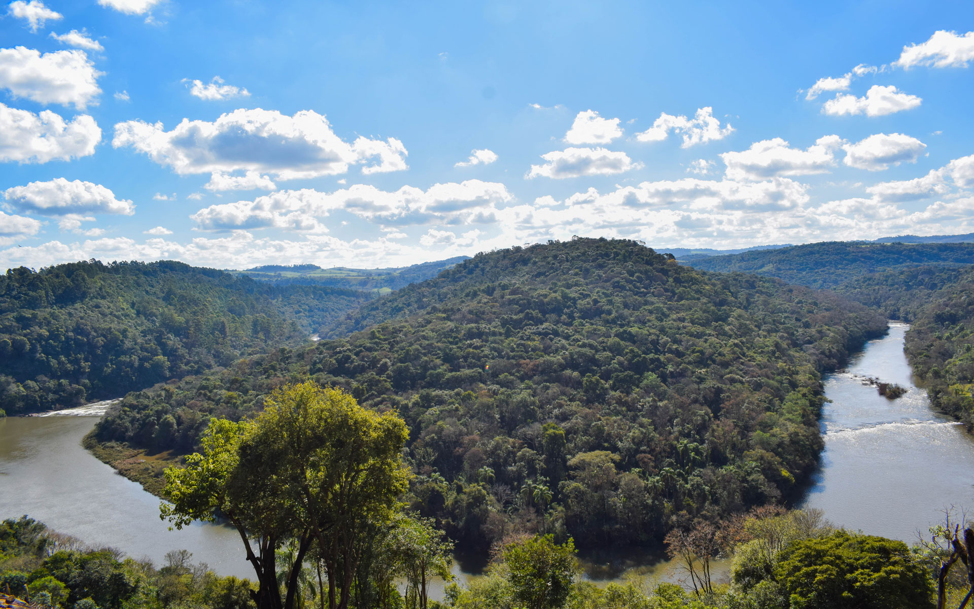 Um dos destaques da propriedade é o mirante com vista do rio Chapecozinho e parte da reserva indígena de Ipuaçu. Foto: Jessica Edel